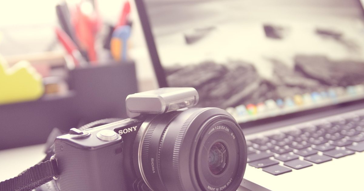 bssmc 内容编辑部的工作场景：明亮的编辑室里，几位编辑围坐在长桌边核对资料，桌上摊着打印稿与笔记本，窗外是清晨的柔光，整体氛围安静而专注